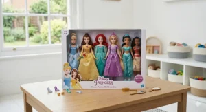 A gift set of poseable Disney Princess fashion dolls in sparkling outfits, recommended for children aged 4 and up.